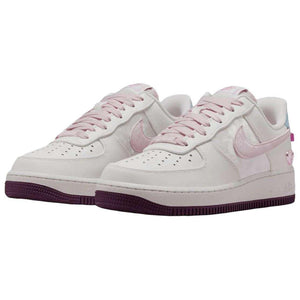 Discover the dynamic perspective of شوز نايك مثل Nike Shoes الفريدة، مع تفاصيل حذاء Air Force 1 أبيض بفيونكة وقلب وردي وجودة حذاء نايك الأصلي ضمن تشكيلة nike schuhe.