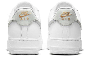 The rear view showcases Nike Shoes details, combining the حذاء نايك الأصلي مع ميزات حذاء Air Force 1 أبيض رمادي ذهبي وجودة شوز نايك وتشكيلة nike schuhe.