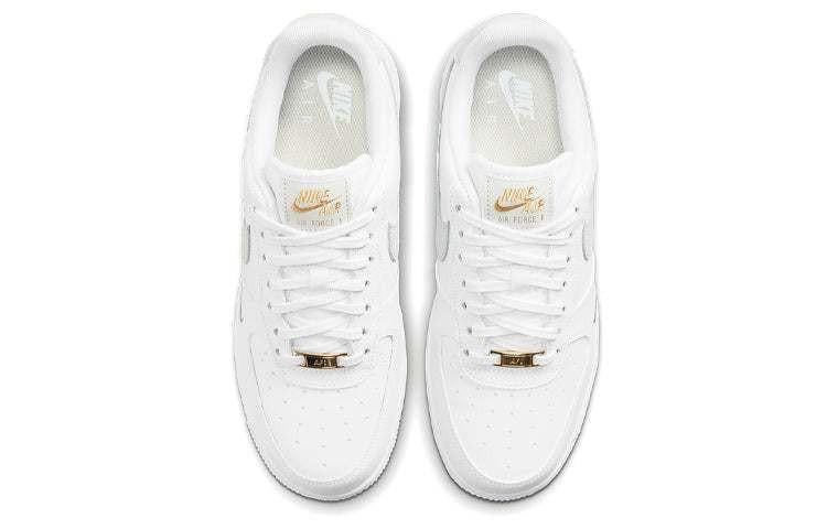The top view highlights Nike Shoes craftsmanship, showcasing the حذاء نايك الأصلي مع حذاء Air Force 1 أبيض رمادي ذهبي ضمن أفضل موديلات شوز نايك وتصاميم nike schuhe.