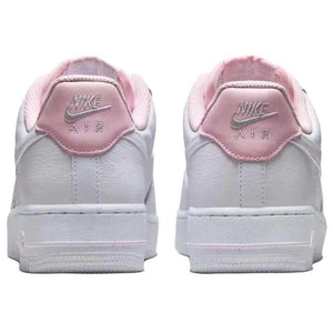 The rear view showcases Nike Shoes details, combining the حذاء نايك الأصلي مع ميزات حذاء Air Force 1 أبيض بلمسات وردية وجودة شوز نايك وتشكيلة nike schuhe.