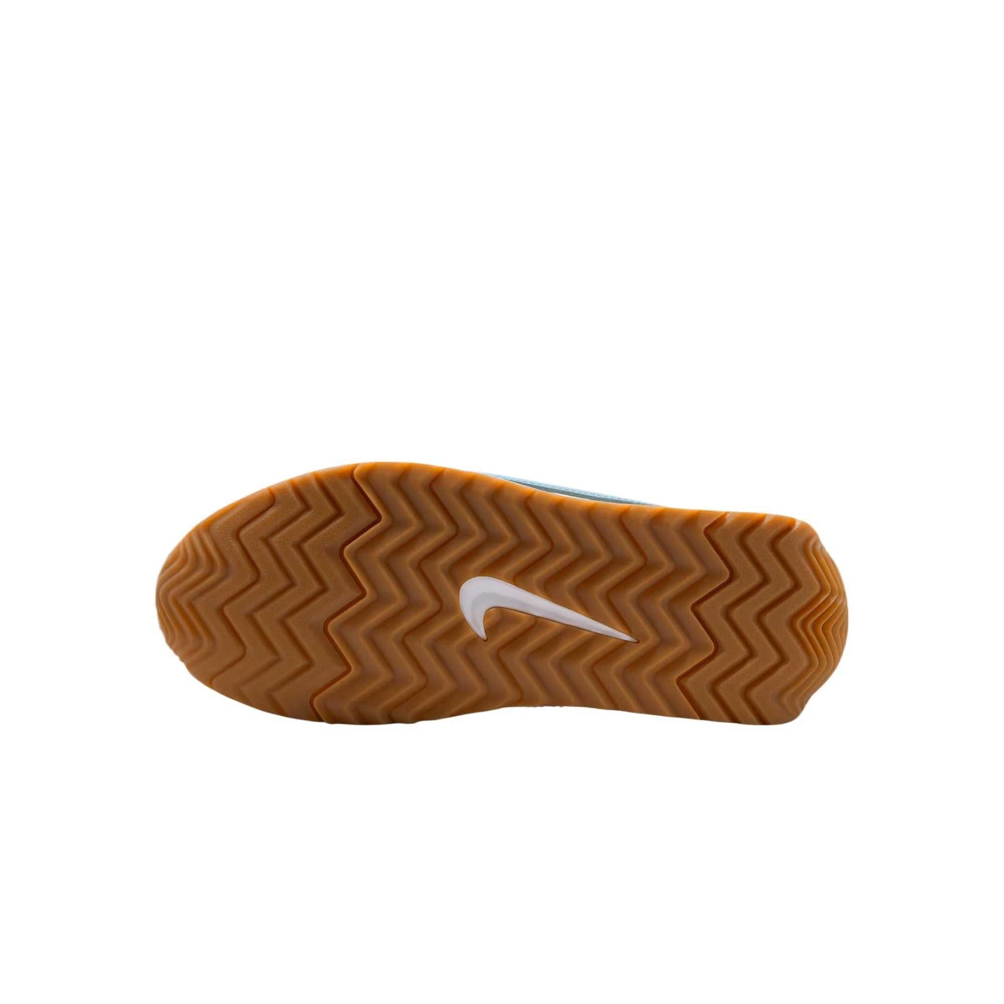 Inspect the durable outsole of Nike Shoes and حذاء نايك الأصلي الذي يضمن راحة شوز نايك، مع ميزات حذاء رياضي أبيض بتصميم كلاسيكي مريح ومواصفات nike schuhe.