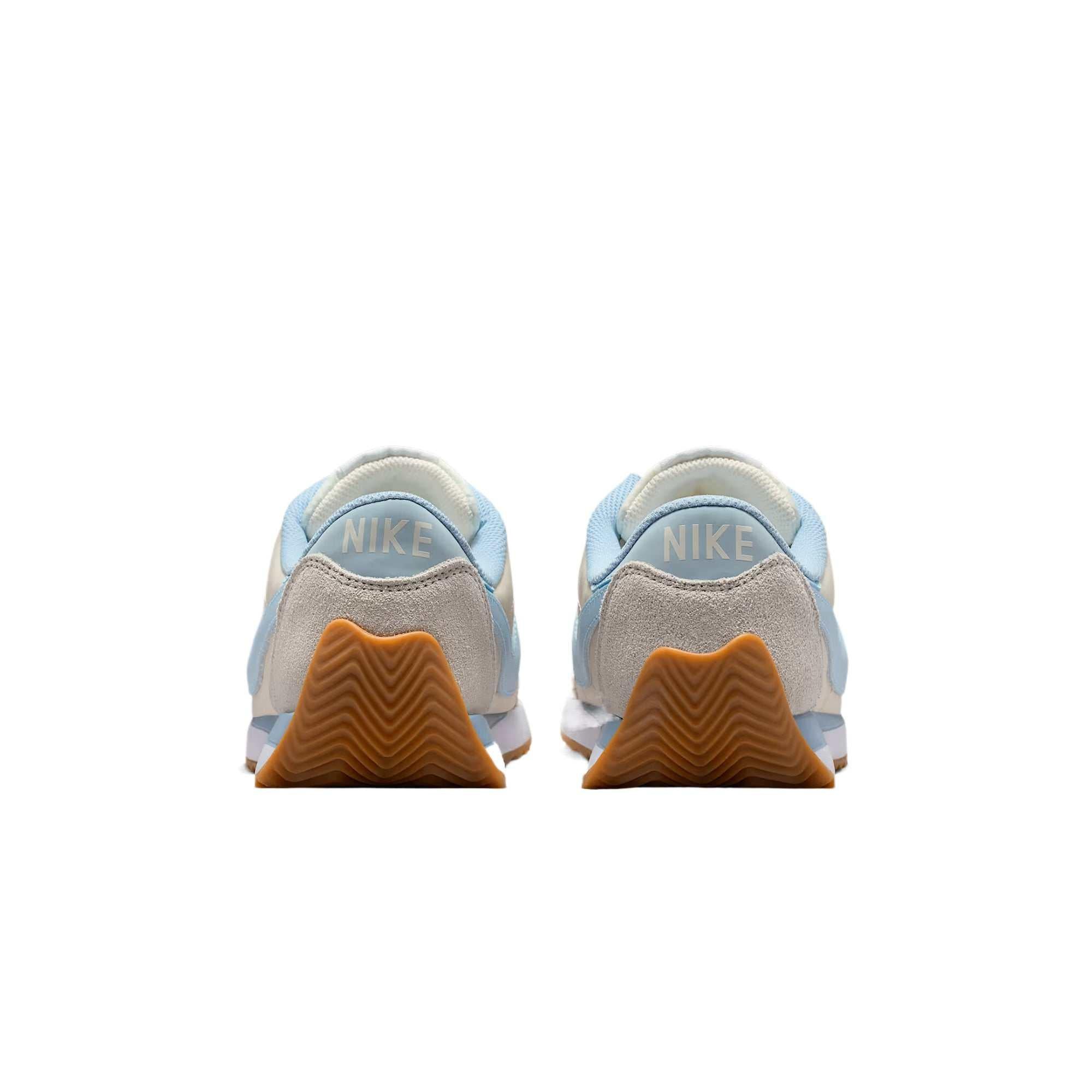 The rear design highlights Nike Shoes craftsmanship, showcasing the حذاء نايك الأصلي مع حذاء رياضي أبيض بتصميم كلاسيكي مريح ضمن أفضل موديلات شوز نايك وتصاميم nike schuhe.
