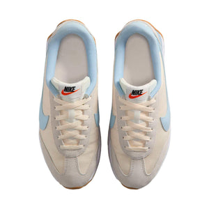 The top view highlights Nike Shoes craftsmanship, showcasing the حذاء نايك الأصلي مع حذاء رياضي أبيض بتصميم كلاسيكي مريح ضمن أفضل موديلات شوز نايك وتصاميم nike schuhe.