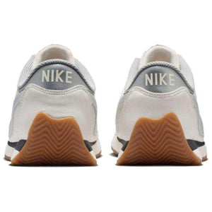 The rear design highlights Nike Shoes craftsmanship, showcasing the حذاء نايك الأصلي مع حذاء رياضي كلاسيكي بلون أبيض وتفاصيل فضي ضمن أفضل موديلات شوز نايك وتصاميم nike schuhe.