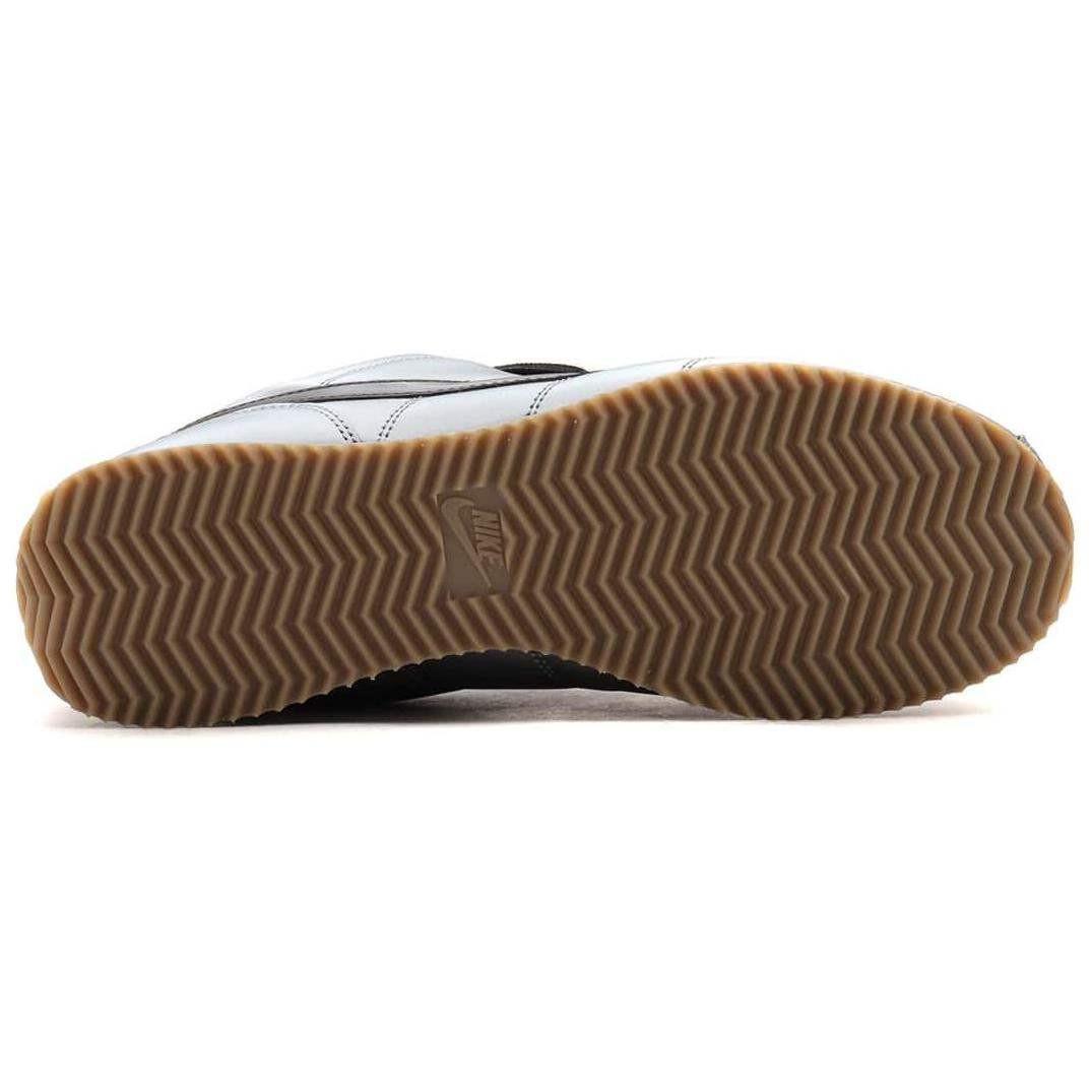 Inspect the durable outsole of Nike Shoes and حذاء نايك الأصلي الذي يضمن راحة شوز نايك، مع ميزات حذاء Cortez LEATHER رمادي فضي أسود ومواصفات nike schuhe.