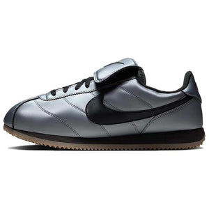 Experience everyday comfort with Nike Shoes and حذاء نايك الأصلي، مما يقدم أفضل خيارات شوز نايك مع حذاء Cortez LEATHER رمادي فضي أسود وتصاميم nike schuhe.