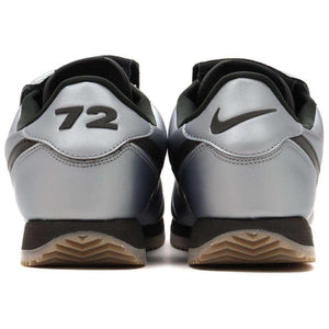 The rear view showcases Nike Shoes details, combining the حذاء نايك الأصلي مع ميزات حذاء Cortez LEATHER رمادي فضي أسود وجودة شوز نايك وتشكيلة nike schuhe.