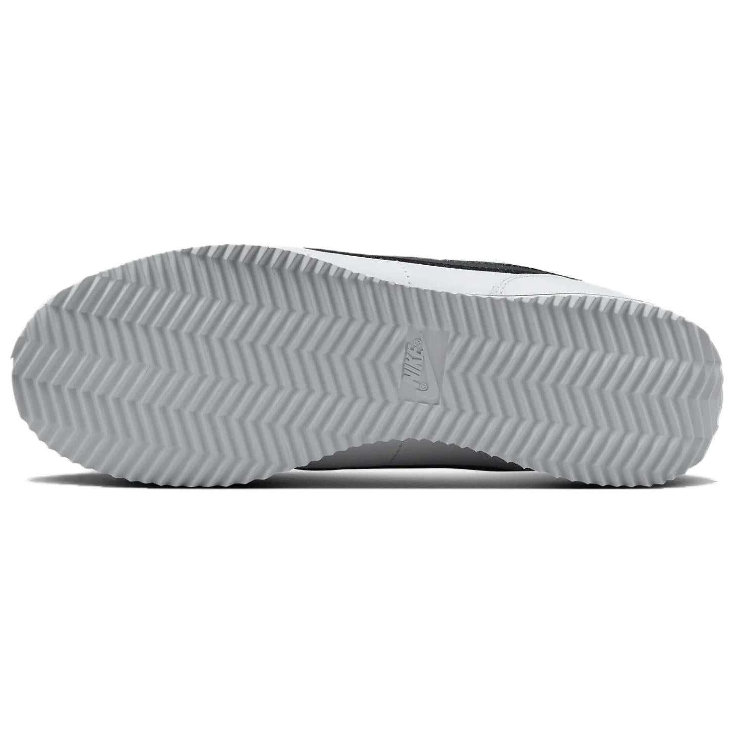 Inspect the durable outsole of Nike Shoes and حذاء نايك الأصلي الذي يضمن راحة شوز نايك، مع ميزات حذاء Cortez كلاسيكي باللونين الأبيض والأسود ومواصفات nike schuhe.