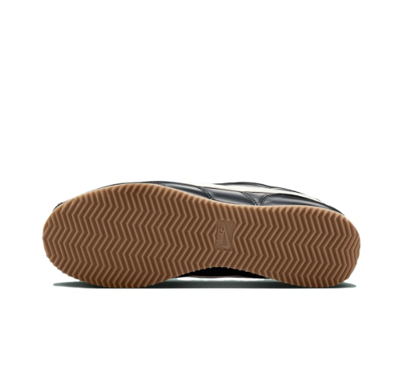 Inspect the durable outsole of Nike Shoes and حذاء نايك الأصلي الذي يضمن راحة شوز نايك، مع ميزات حذاء كورتز مريح كاجوال للرجال والنساء باللون الأسود ومواصفات nike schuhe.
