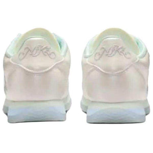 The rear view showcases Nike Shoes details, combining the حذاء نايك الأصلي مع ميزات حذاء Cortez أبيض لؤلؤي بتصميم نجوم وجودة شوز نايك وتشكيلة nike schuhe.
