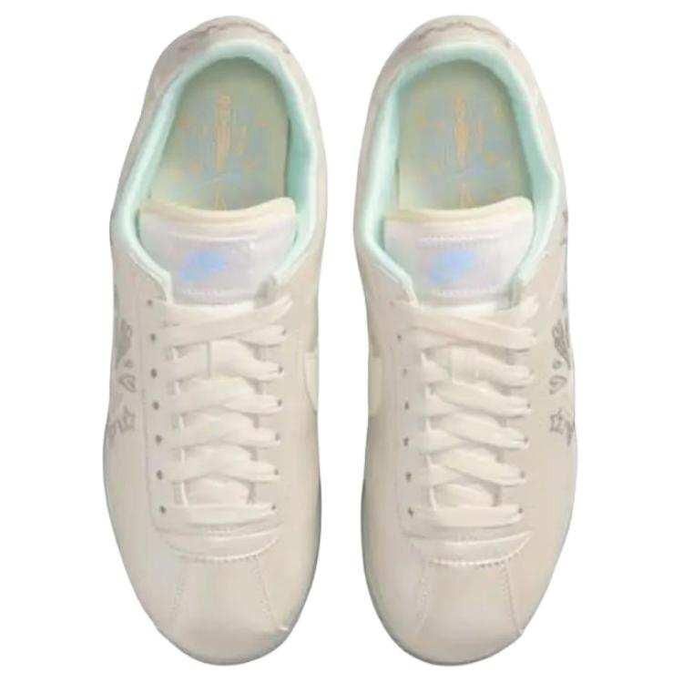 The top view highlights Nike Shoes craftsmanship, showcasing the حذاء نايك الأصلي مع حذاء Cortez أبيض لؤلؤي بتصميم نجوم ضمن أفضل موديلات شوز نايك وتصاميم nike schuhe.
