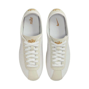The top view highlights Nike Shoes craftsmanship, showcasing the حذاء نايك الأصلي مع حذاء Cortez كلاسيكي مريح باللون الأبيض والأصفر ضمن أفضل موديلات شوز نايك وتصاميم nike schuhe.