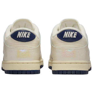The rear view showcases Nike Shoes details, combining the حذاء نايك الأصلي مع ميزات حذاء Dunk Low بتفاصيل عاكسة للضوء لون كريمي وجودة شوز نايك وتشكيلة nike schuhe.