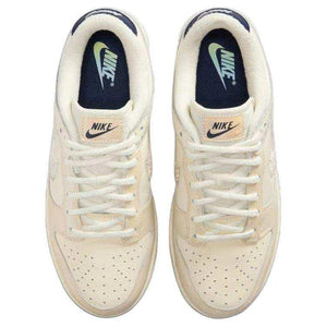The top view highlights Nike Shoes craftsmanship, showcasing the حذاء نايك الأصلي مع حذاء Dunk Low بتفاصيل عاكسة للضوء لون كريمي ضمن أفضل موديلات شوز نايك وتصاميم nike schuhe.