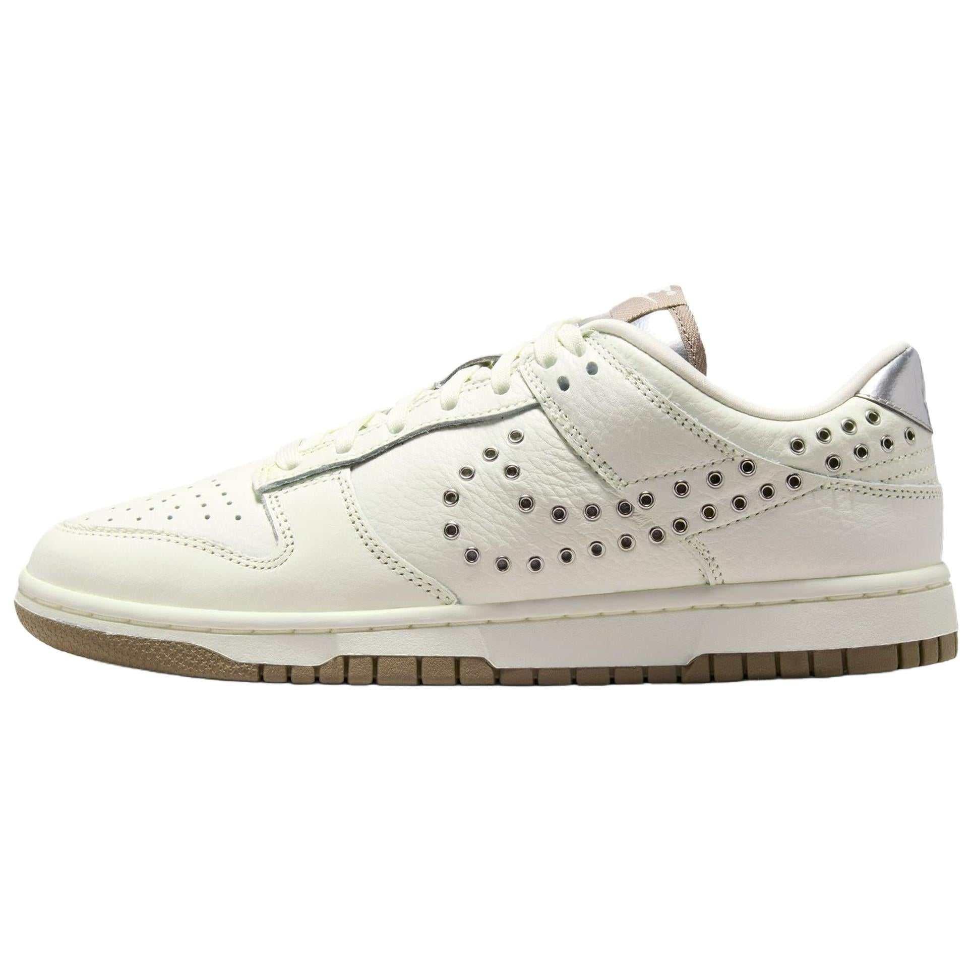 When looking for trendy footwear, Nike Shoes feature the amazing سنيكرز Dunk Low بتصميم Grommets ولون Sail مع روعة حذاء نايك الأصلي للوثوقية، إلى جانب تصاميم شوز نايك ومواصفات nike schuhe.