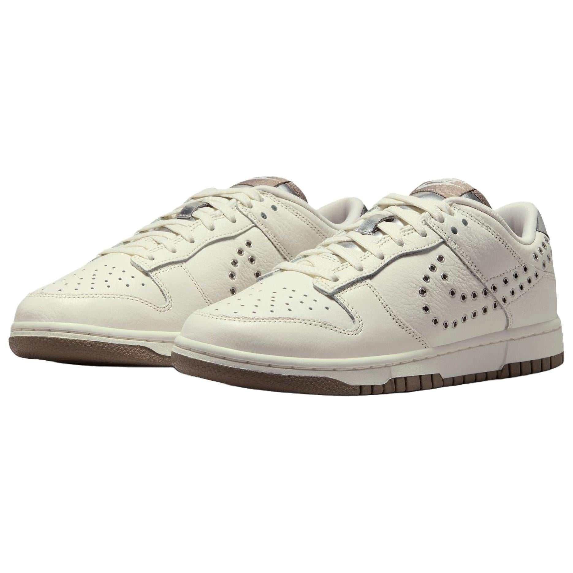 Discover the dynamic perspective of شوز نايك مثل Nike Shoes الفريدة، مع تفاصيل سنيكرز Dunk Low بتصميم Grommets ولون Sail وجودة حذاء نايك الأصلي ضمن تشكيلة nike schuhe.