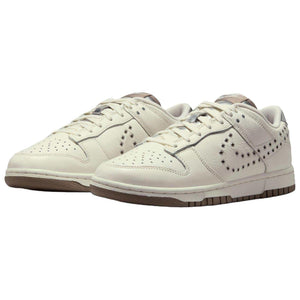 Discover the dynamic perspective of شوز نايك مثل Nike Shoes الفريدة، مع تفاصيل سنيكرز Dunk Low بتصميم Grommets ولون Sail وجودة حذاء نايك الأصلي ضمن تشكيلة nike schuhe.