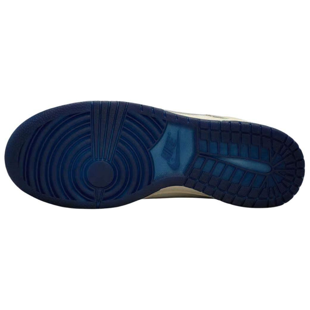 Inspect the durable outsole of Nike Shoes and حذاء نايك الأصلي الذي يضمن راحة شوز نايك، مع ميزات حذاء Dunk Low بتفاصيل عاكسة للضوء لون كريمي ومواصفات nike schuhe.