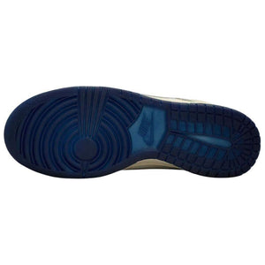 Inspect the durable outsole of Nike Shoes and حذاء نايك الأصلي الذي يضمن راحة شوز نايك، مع ميزات حذاء Dunk Low بتفاصيل عاكسة للضوء لون كريمي ومواصفات nike schuhe.