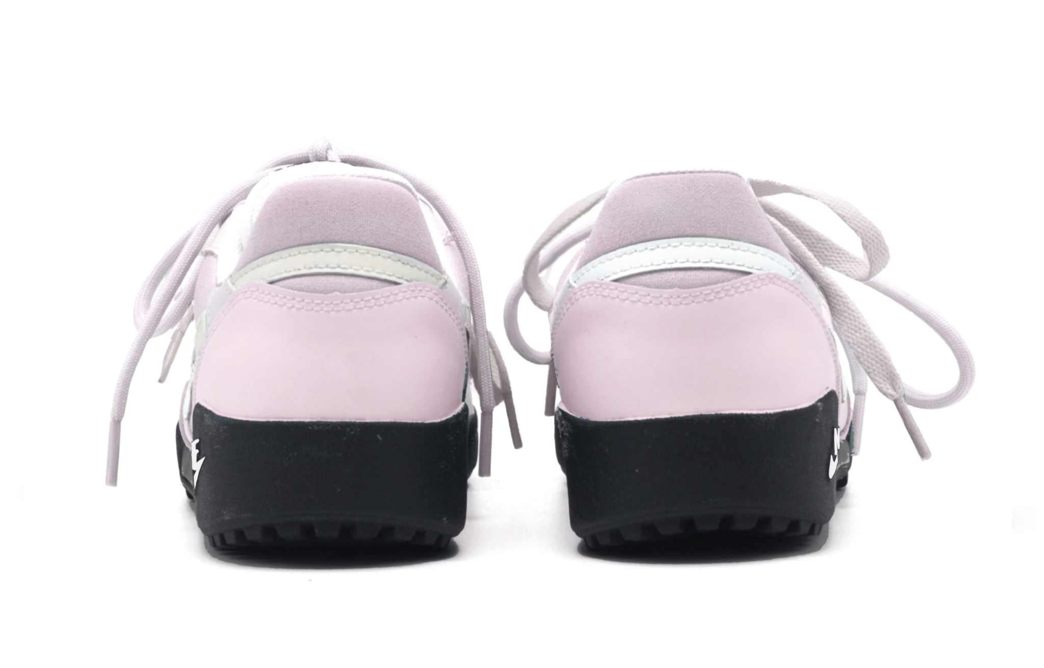 The rear view showcases Nike Shoes details, combining the حذاء نايك الأصلي مع ميزات حذاء نايكي وردي فاتح | Nike Light Pink وجودة شوز نايك وتشكيلة nike schuhe.