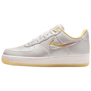 When looking for iconic footwear, Nike Shoes feature the amazing حذاء نايكي اير فورس 1 فضي وذهبي | Nike Air Force 1 Silver Gold مع روعة حذاء نايك الأصلي للوثوقية، إلى جانب تصاميم شوز نايك ومواصفات nike schuhe.