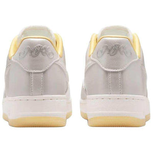 The rear view showcases the heel details of Nike Shoes, combining the حذاء نايك الأصلي مع ميزات حذاء نايكي اير فورس 1 فضي وذهبي | Nike Air Force 1 Silver Gold وجودة شوز نايك وتشكيلة nike schuhe.