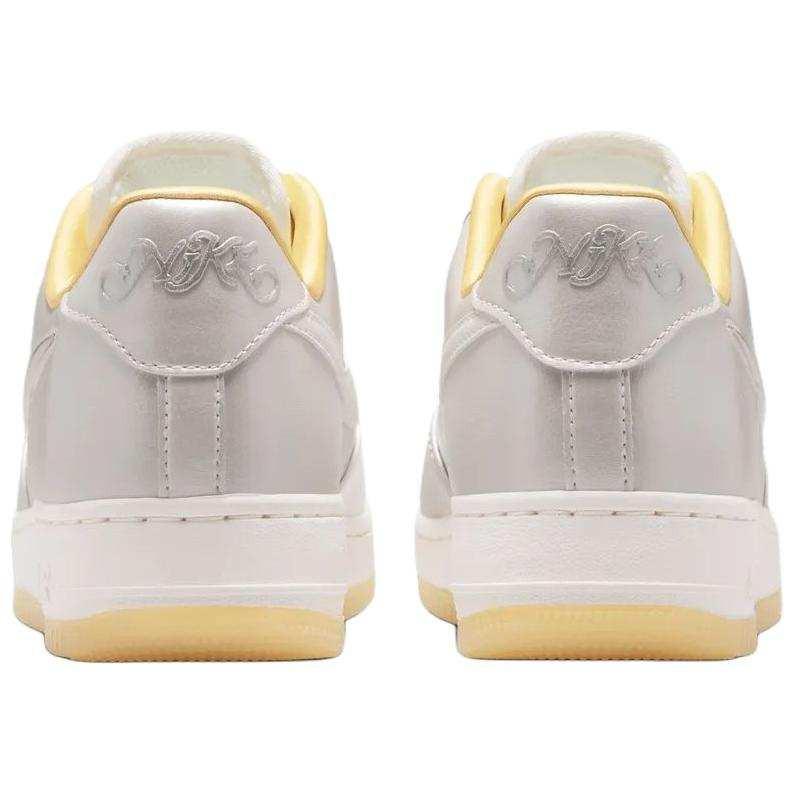 The rear view showcases the heel details of Nike Shoes, combining the حذاء نايك الأصلي مع ميزات حذاء نايكي اير فورس 1 فضي وذهبي | Nike Air Force 1 Silver Gold وجودة شوز نايك وتشكيلة nike schuhe.