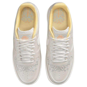 The top view showcases Nike Shoes details, combining the حذاء نايك الأصلي مع ميزات حذاء نايكي اير فورس 1 فضي وذهبي | Nike Air Force 1 Silver Gold وجودة شوز نايك وتشكيلة nike schuhe.