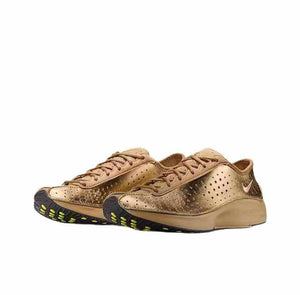 The angled perspective highlights Nike Shoes craftsmanship, showcasing the حذاء نايك الأصلي مع حذاء نايكي إير سوبرفلاي برونزي | Nike Air Superfly Bronze ضمن أفضل موديلات شوز نايك وتصاميم nike schuhe.