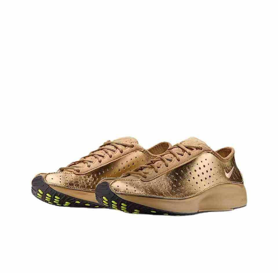 The angled perspective highlights Nike Shoes craftsmanship, showcasing the حذاء نايك الأصلي مع حذاء نايكي إير سوبرفلاي برونزي | Nike Air Superfly Bronze ضمن أفضل موديلات شوز نايك وتصاميم nike schuhe.