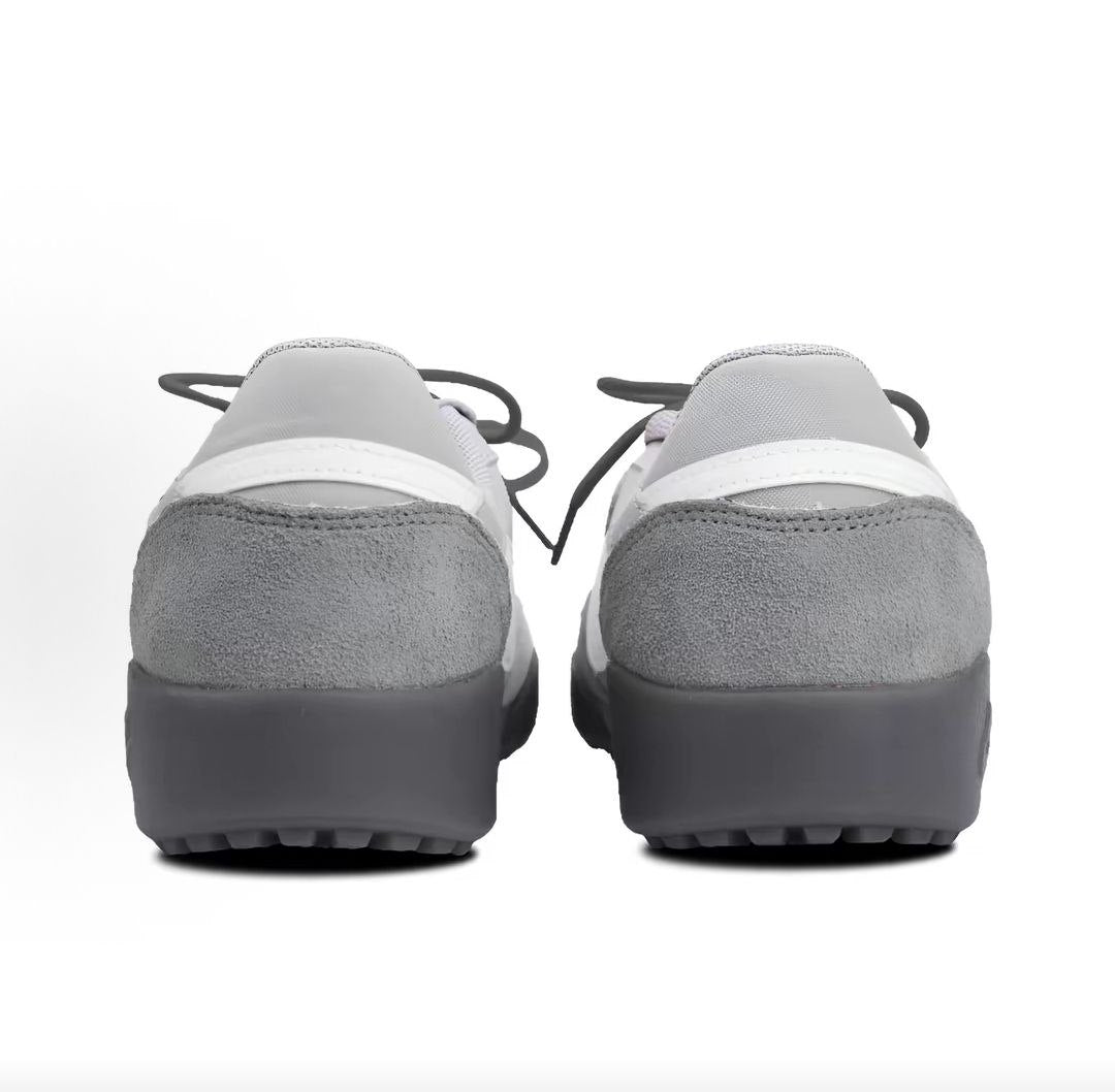 The rear view showcases the heel details of Nike Shoes, combining the حذاء نايك الأصلي مع ميزات حذاء نايك أتاك رياضي رمادي | Nike Attack Grey وجودة شوز نايك وتشكيلة nike schuhe.
