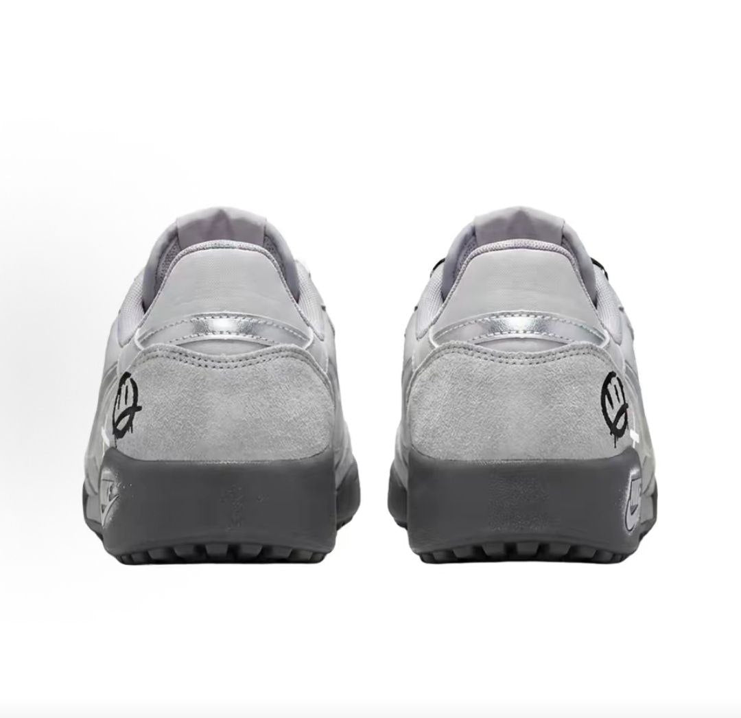 The rear view showcases Nike Shoes details, combining the حذاء نايك الأصلي مع ميزات حذاء نايكي كاجوال رمادي | Nike Casual Grey وجودة شوز نايك وتشكيلة nike schuhe.