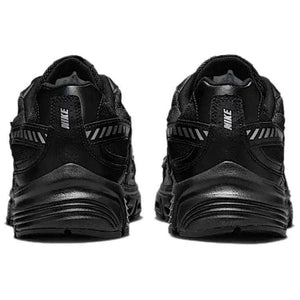The rear view showcases the heel details of Nike Shoes, combining the حذاء نايك الأصلي مع ميزات حذاء نايكي إنيشياتور أسود | Nike Initiator Black وجودة شوز نايك وتشكيلة nike schuhe.