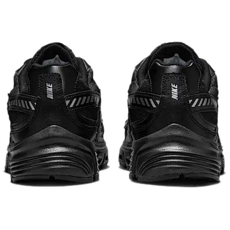 The rear view showcases the heel details of Nike Shoes, combining the حذاء نايك الأصلي مع ميزات حذاء نايكي إنيشياتور أسود | Nike Initiator Black وجودة شوز نايك وتشكيلة nike schuhe.