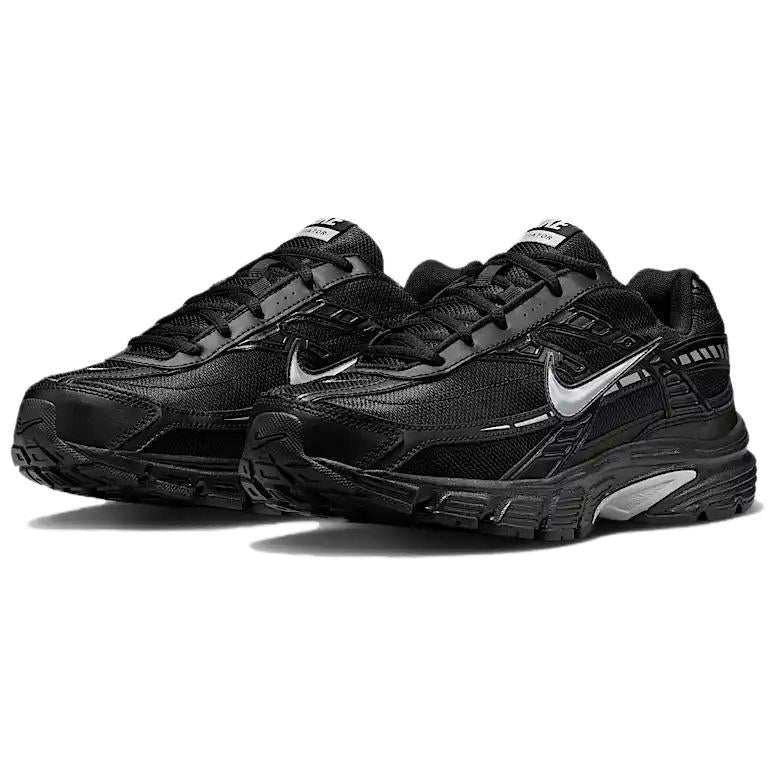 The angled perspective highlights Nike Shoes craftsmanship, showcasing the حذاء نايك الأصلي مع حذاء نايكي إنيشياتور أسود | Nike Initiator Black ضمن أفضل موديلات شوز نايك وتصاميم nike schuhe.