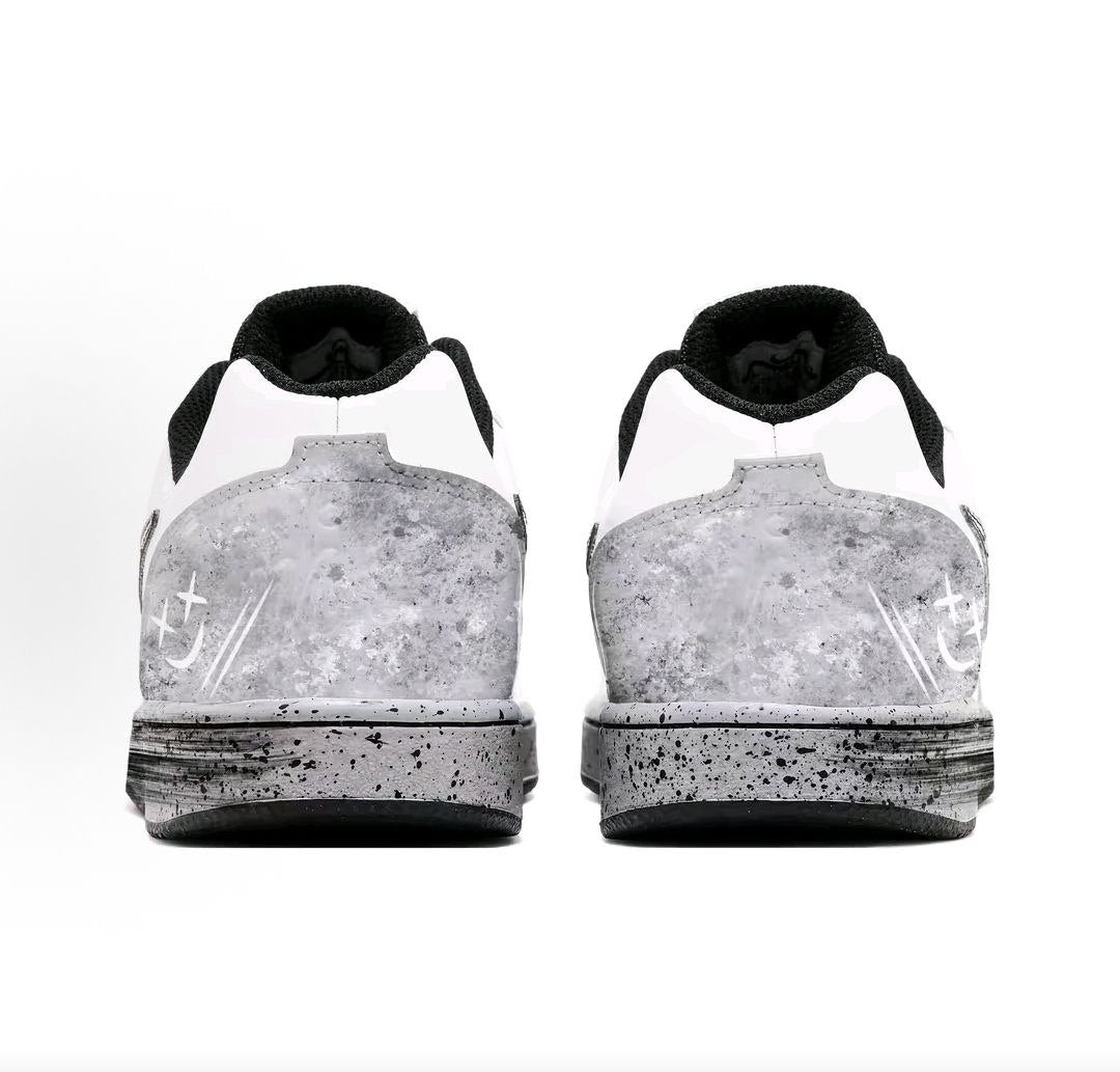 The rear view showcases the heel details of Nike Shoes, combining the حذاء نايك الأصلي مع ميزات حذاء نايكي مون رمادي وأبيض | Nike Moon Grey & White وجودة شوز نايك وتشكيلة nike schuhe.