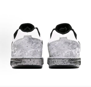The rear view showcases the heel details of Nike Shoes, combining the حذاء نايك الأصلي مع ميزات حذاء نايكي مون رمادي وأبيض | Nike Moon Grey & White وجودة شوز نايك وتشكيلة nike schuhe.