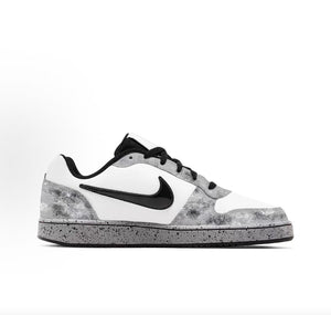The angled perspective highlights Nike Shoes craftsmanship, showcasing the حذاء نايك الأصلي مع حذاء نايكي مون رمادي وأبيض | Nike Moon Grey & White ضمن أفضل موديلات شوز نايك وتصاميم nike schuhe.