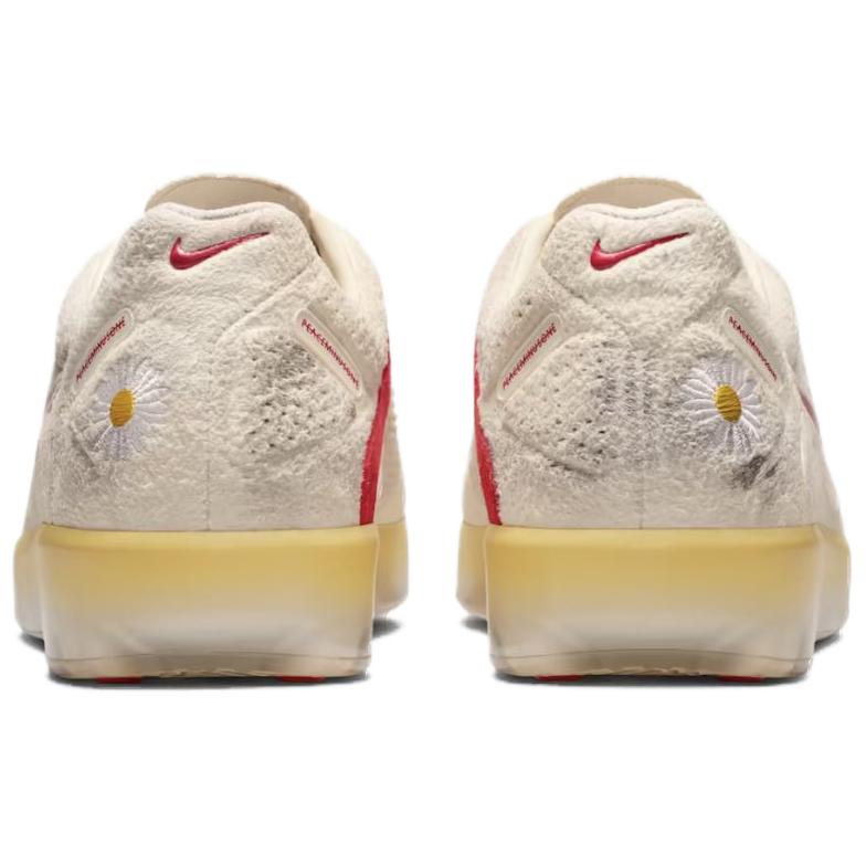 The rear view showcases Nike Shoes details, combining the حذاء نايك الأصلي مع ميزات حذاء نايكي بيسماينسون أوف وايت | Nike Peaceminusone Off-White وجودة شوز نايك وتشكيلة nike schuhe.