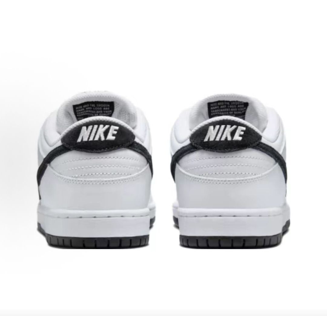 The rear view showcases the heel details of Nike Shoes, combining the حذاء نايك الأصلي مع ميزات حذاء نايكي SB دنك أبيض وأسود | Nike SB Dunk Low White Black وجودة شوز نايك وتشكيلة nike schuhe.