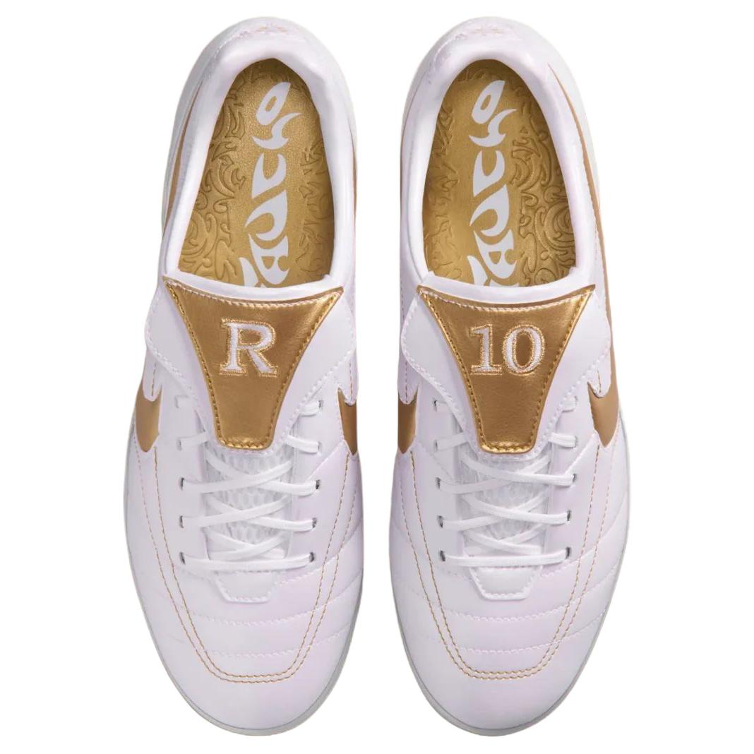 The top view highlights Nike Shoes craftsmanship, showcasing the حذاء نايك الأصلي مع حذاء نايكي تيمبو R10 أبيض وذهبي | Nike Tiempo R10 White Gold ضمن أفضل موديلات شوز نايك وتصاميم nike schuhe.