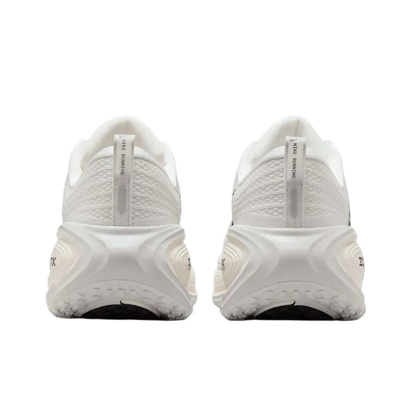 The rear view showcases the heel details of Nike Shoes, combining the حذاء نايك الأصلي مع ميزات حذاء جري نايكي فوميرو بلس أبيض | Nike Vomero Plus White وجودة شوز نايك وتشكيلة nike schuhe.