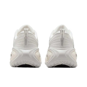 The rear view showcases the heel details of Nike Shoes, combining the حذاء نايك الأصلي مع ميزات حذاء جري نايكي فوميرو بلس أبيض | Nike Vomero Plus White وجودة شوز نايك وتشكيلة nike schuhe.