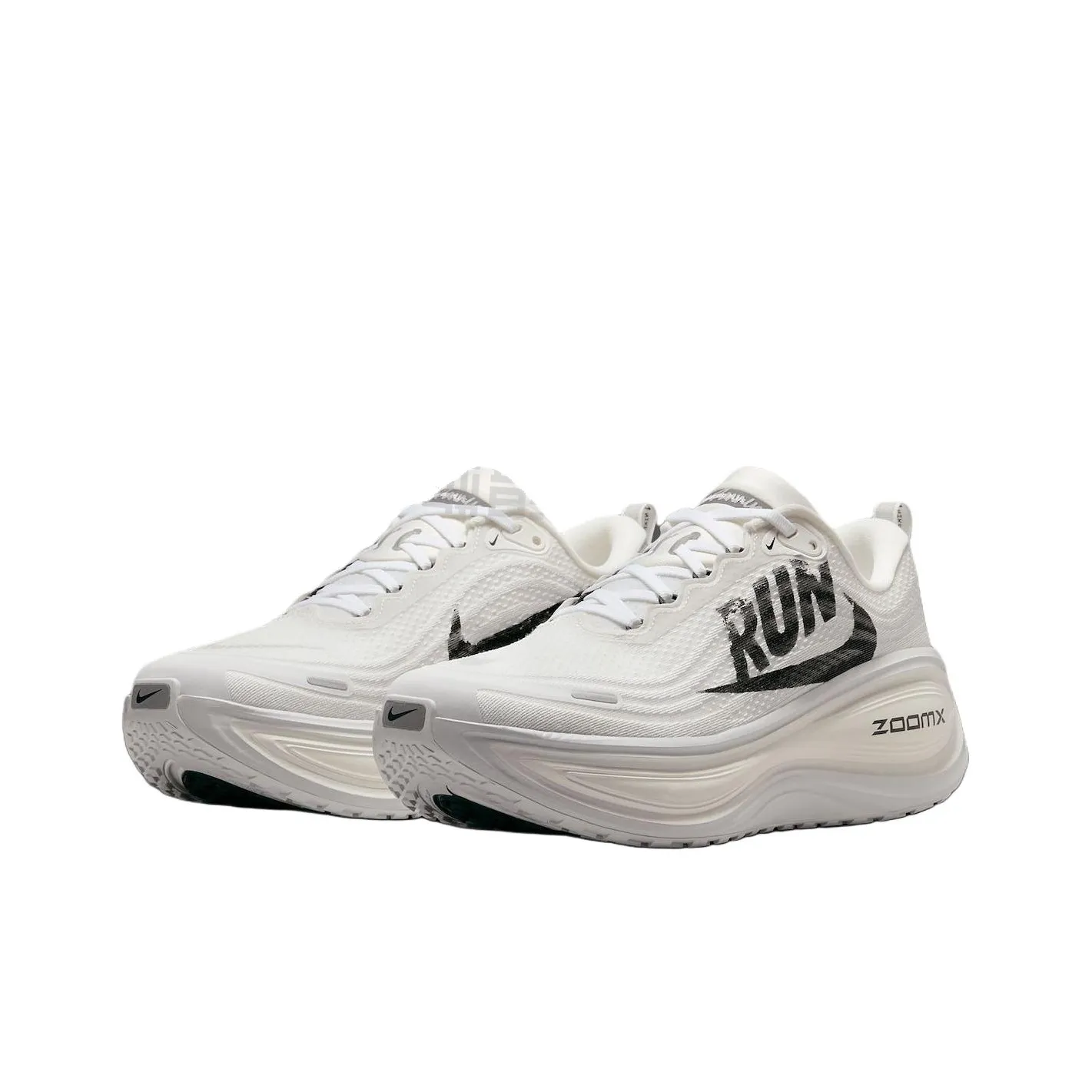 The angled perspective highlights Nike Shoes craftsmanship, showcasing the حذاء نايك الأصلي مع حذاء جري نايكي فوميرو بلس أبيض | Nike Vomero Plus White ضمن أفضل موديلات شوز نايك وتصاميم nike schuhe.