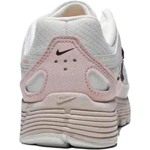 The rear view showcases Nike Shoes details, combining the حذاء نايك الأصلي مع ميزات حذاء Nike P-6000 بلون بيج ورمادي وزهري وجودة شوز نايك وتشكيلة nike schuhe.