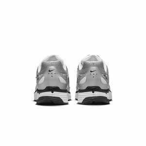 The rear view showcases Nike Shoes details, combining the حذاء نايك الأصلي مع ميزات حذاء P-6000 لون فضي ميتاليك بتصميم رياضي عصري وجودة شوز نايك وتشكيلة nike schuhe.