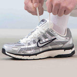 Enjoy the superior comfort of Nike Shoes featuring حذاء P-6000 لون فضي ميتاليك بتصميم رياضي عصري مع موثوقية حذاء نايك الأصلي وأناقة شوز نايك وضمن تصاميم nike schuhe.