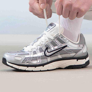 Enjoy the superior comfort of Nike Shoes featuring حذاء P-6000 لون فضي ميتاليك بتصميم رياضي عصري مع موثوقية حذاء نايك الأصلي وأناقة شوز نايك وضمن تصاميم nike schuhe.