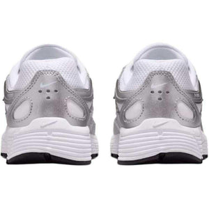 The rear view showcases Nike Shoes details, combining the حذاء نايك الأصلي مع ميزات حذاء Nike P-6000 بلون فضي ورمادي وأبيض وجودة شوز نايك وتشكيلة nike schuhe.