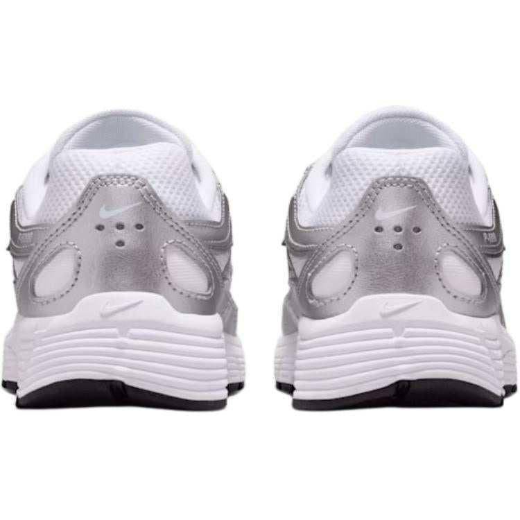 The rear view showcases Nike Shoes details, combining the حذاء نايك الأصلي مع ميزات حذاء Nike P-6000 بلون فضي ورمادي وأبيض وجودة شوز نايك وتشكيلة nike schuhe.